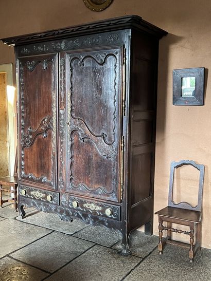 Armoire lorraine en chêne mouluré et sculpté...