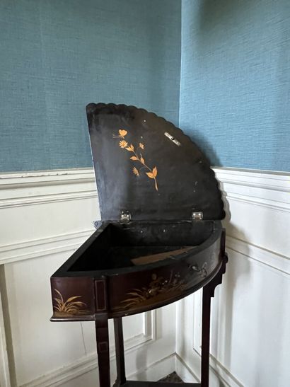 Small living room table in lacquered wood,...