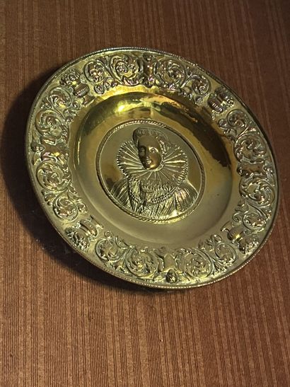Plat en laiton repoussé, XIXe

A décor d'un...