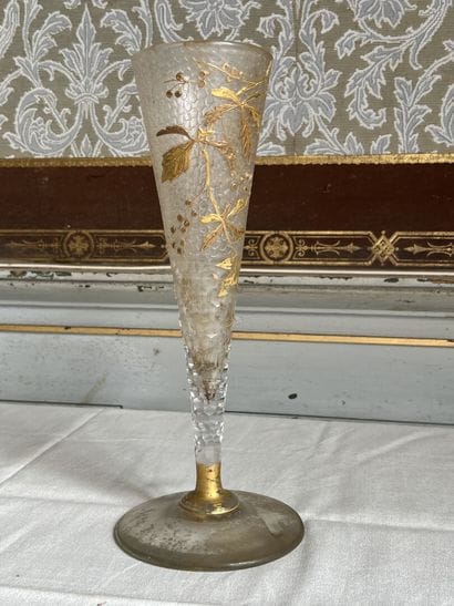 Deux vases en verre et cristal, fin XIXème

L'un...