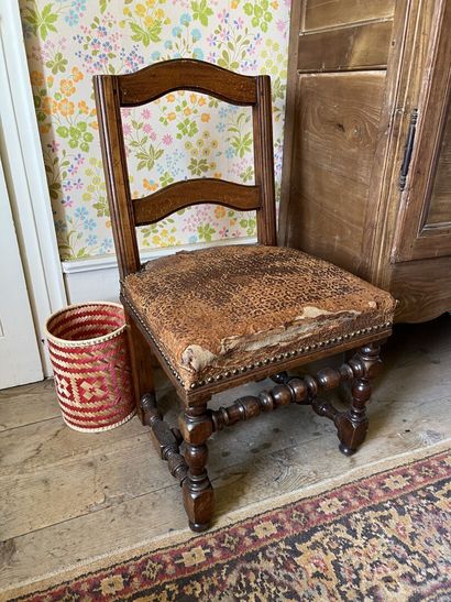 Chaise en noyer tourné, époque Louis XIV

A...