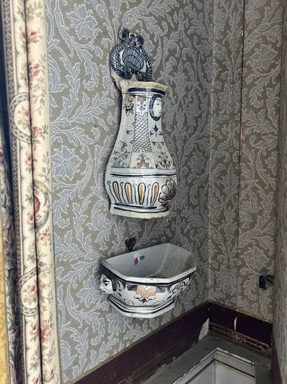 ROUEN 18th century 

Fountain in polychrome...