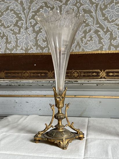 Deux vases en verre et cristal, fin XIXème

L'un...