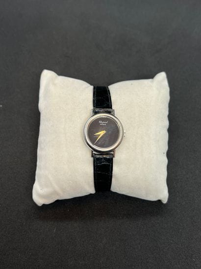 
CHOPARD - Montre de dame ronde en or blanc....
