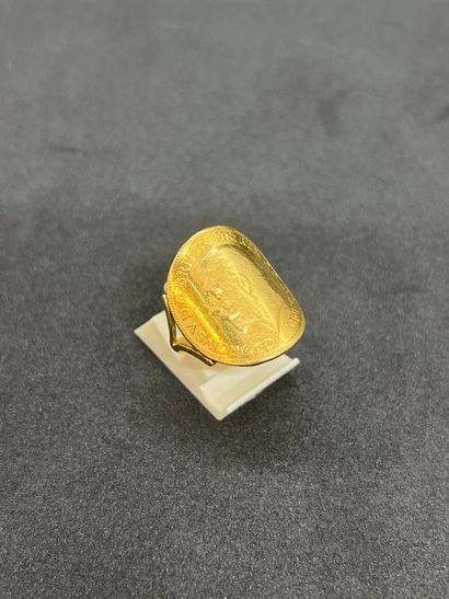 18K yellow gold 750‰ ring adorned with a...