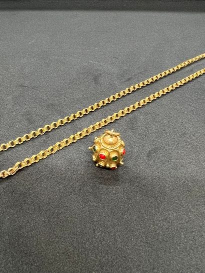 Set forming a necklace consisting of an ovoid...