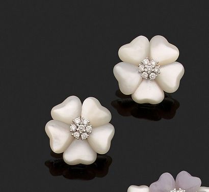 A pair of earrings in 18K (750°/00) white...