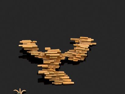 Modernist clip composed of yellow gold sticks...