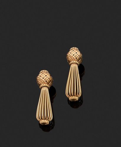 Pair of earrings made of yellow gold threads....