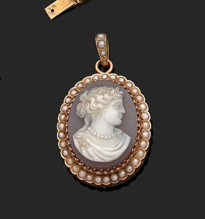 An 18K yellow gold 750‰ pendant adorned with...