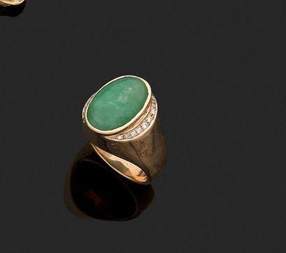 Yellow gold 750‰ oval signet ring set with...