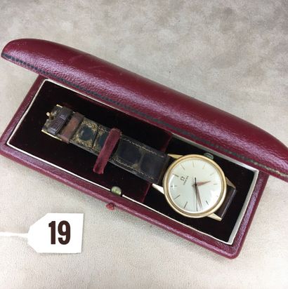 OMEGA

Men's wristwatch in gold circa 1950....