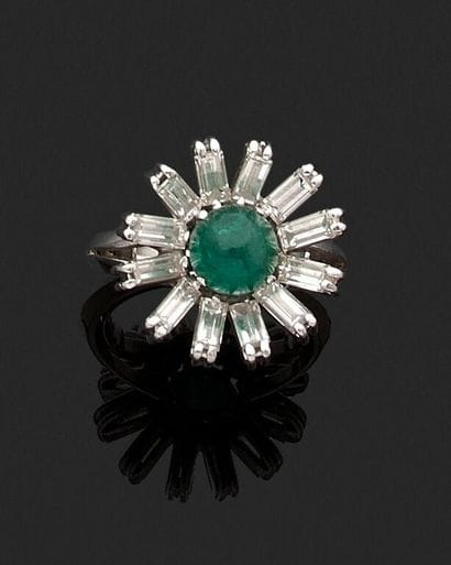 Ring set with a cabochon emerald in a circle...
