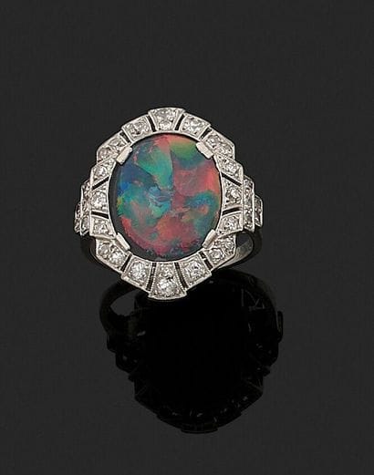 Ring of the 1920s decorated with an oval...