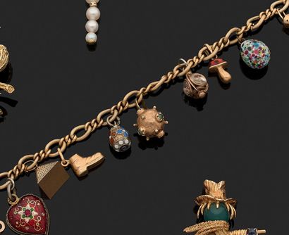 18K yellow gold 750‰ bracelet holding charms...
