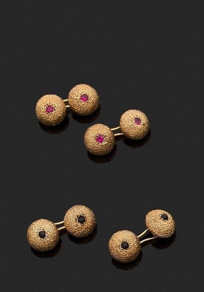 Lot of two pairs of cufflinks, the motifs...