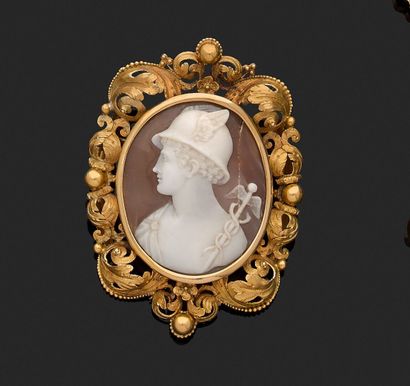 Brooch that can form a pendant in 18K yellow...