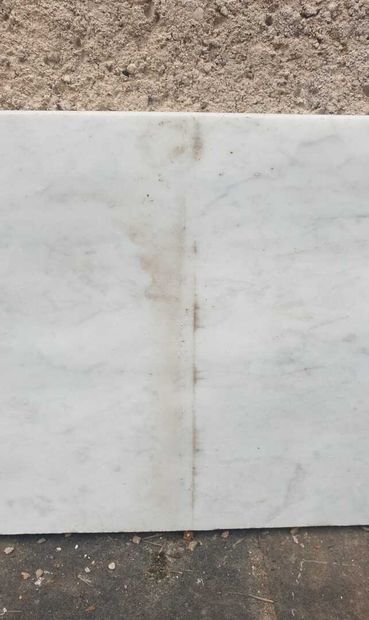 White marble 

H.125, W.22, D.2 cm