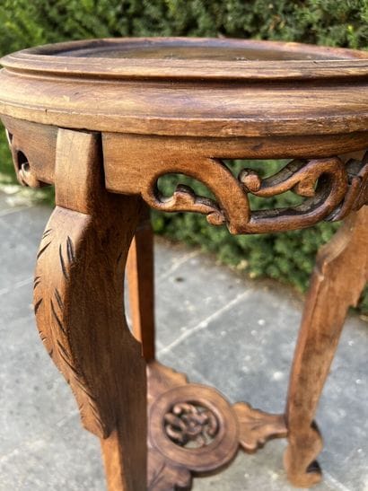 Pedestal table in natural wood in the taste...