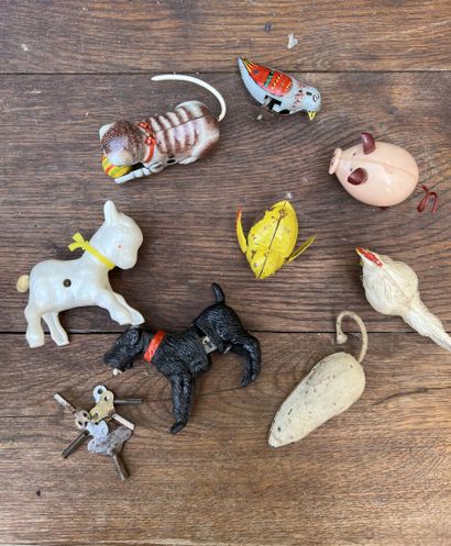 Large lot of dolls, comic book figures, wind-up...