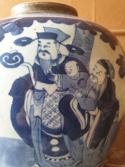 CHINA, 18th century

Covered pot decorated...