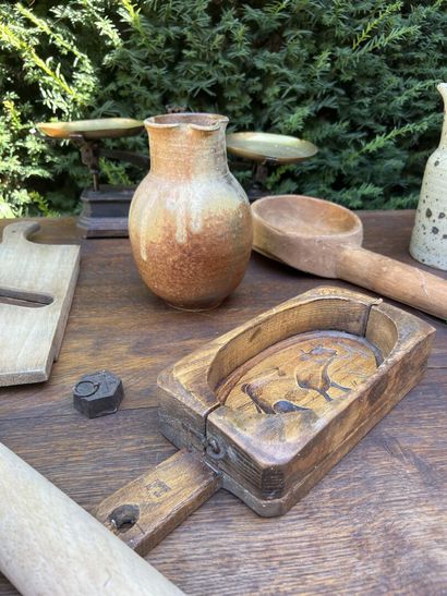 MANNETTE of popular art: monk, cutting boards,...