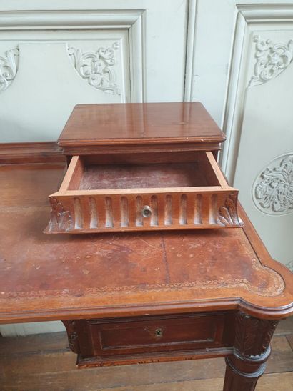 Small desk with step in the Louis XVI style

It...
