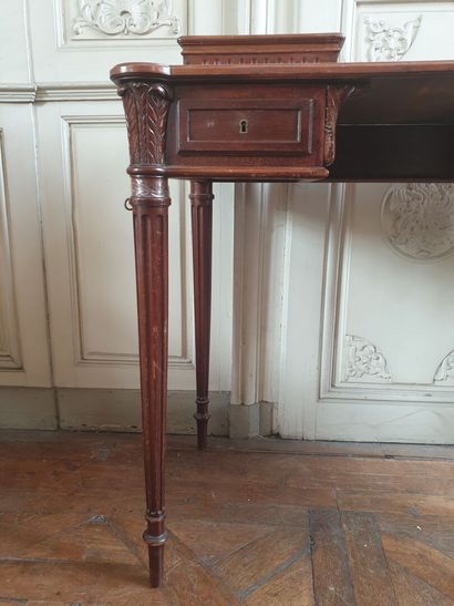 Small desk with step in the Louis XVI style

It...