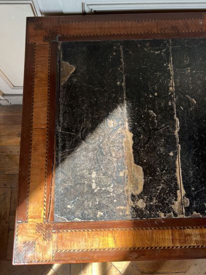 Flat desk in the Louis XVI style 

It rests...