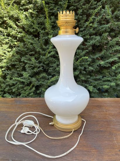 Opaline lamp XXth century 

H. 70 cm

We...
