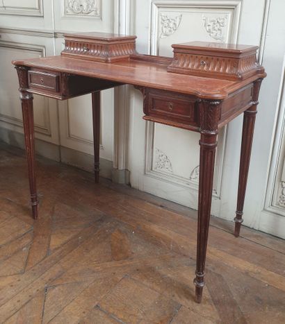 Small desk with step in the Louis XVI style

It...