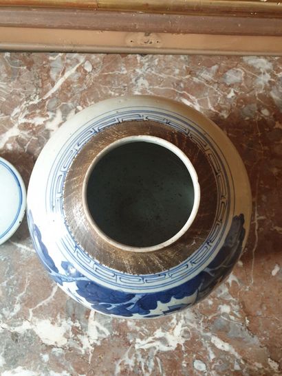 CHINA, 18th century

Covered pot decorated...