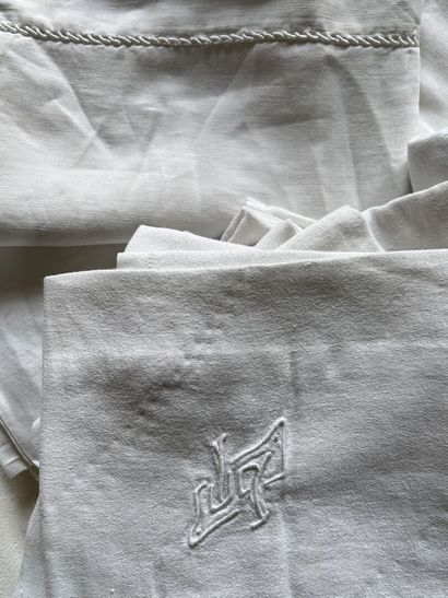 Lot of linen including tablecloths, napk...