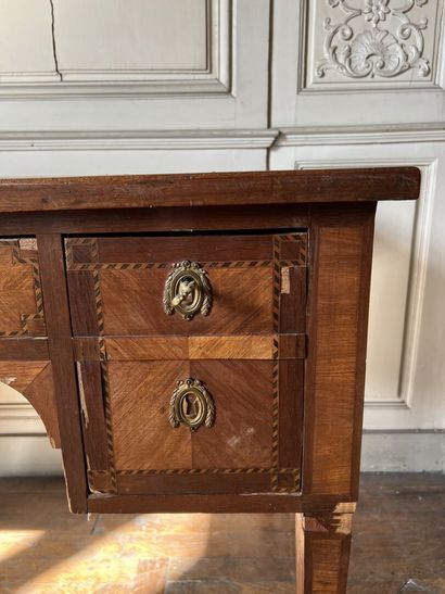 Flat desk in the Louis XVI style 

It rests...