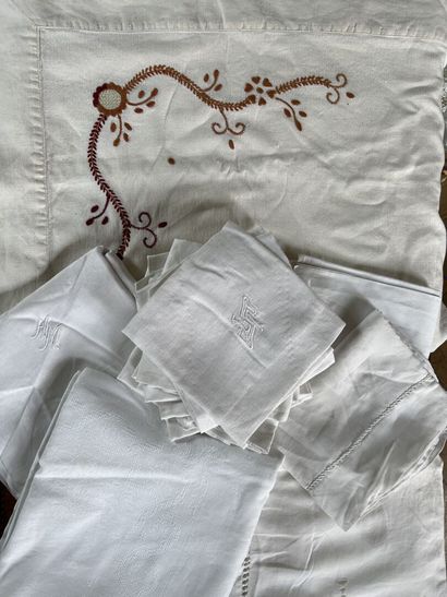 Lot of linen including tablecloths, napk...