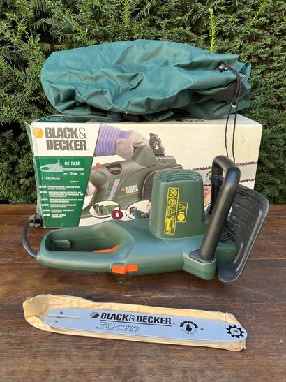 Chainsaw

40 cm

In its case.