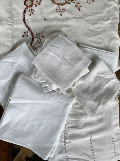 Lot of linen including tablecloths, napk...