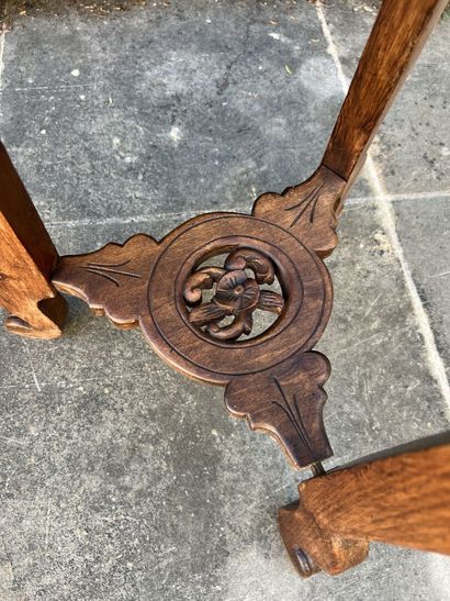 Pedestal table in natural wood in the taste...