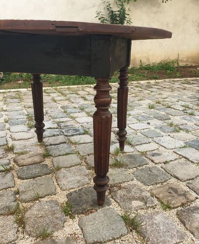 Dining room table in natural wood, 20th century

It...