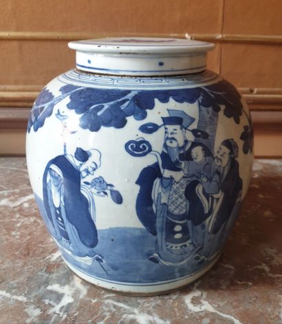 CHINA, 18th century

Covered pot decorated...