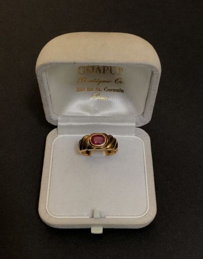 Gold ring set with an oval ruby

Weight:...