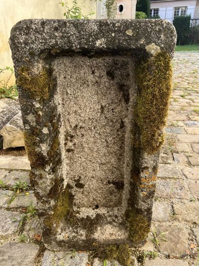Trough in monolithic granite. 

H.30, L.88,...