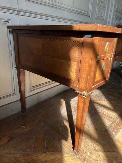 Flat desk in the Louis XVI style 

It rests...