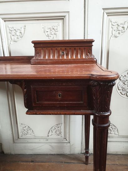 Small desk with step in the Louis XVI style

It...