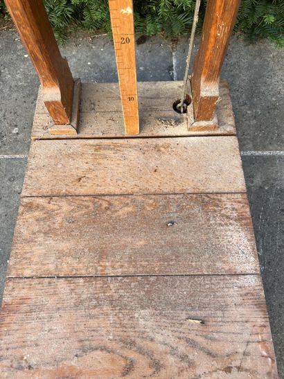 Weighing person and toise. 

H. 29 cm