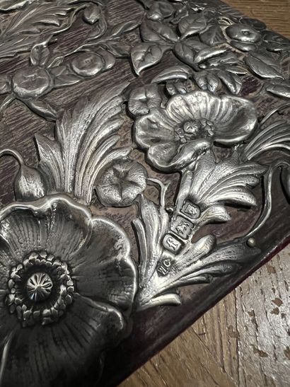 Book cover in leather and English silver

Decorated...