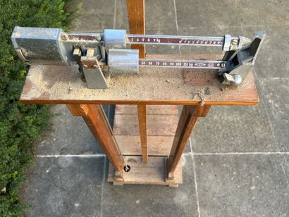 Weighing person and toise. 

H. 29 cm
