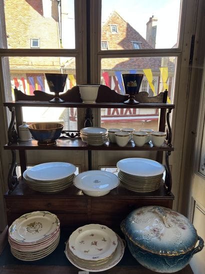 MANNETTE of various dishes of which plates...