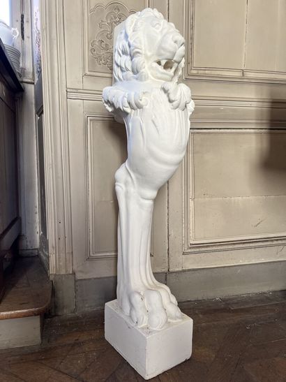 Lion in plaster forming a console 

H. 112...