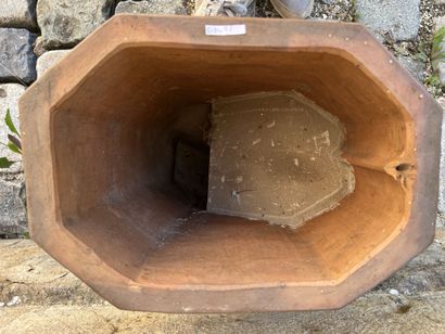 Fountain in sandstone. Missing lid.